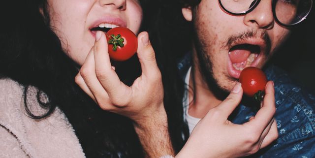 pareja comiendo tomates