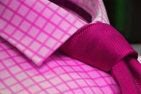 صورة مقربة للقميص الوردي مع ربطة العنق