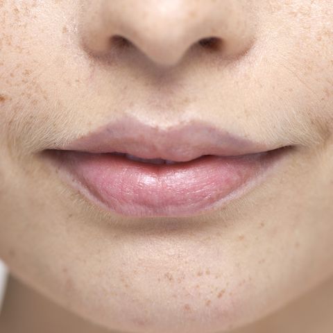 什麼原因造成嘴唇暗沉？「卸妝不徹底、抽菸、沒有定期保養」都可能形成深色唇