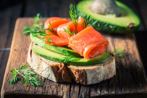Acerca del sándwich con aguacate, salmón y eneldo