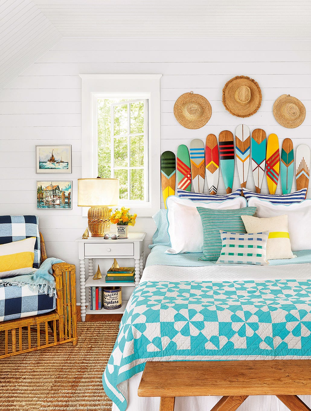 Un dormitorio de verano decorado en blanco, azul y amarillo