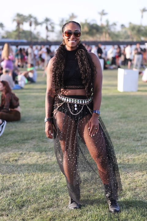 een festivalganger in een transparante rok en zwarte cropped top