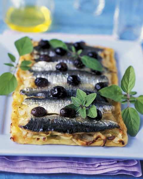 coca de sardinas y aceitunas negras