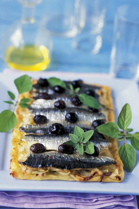 coca de sardinas y aceitunas negras