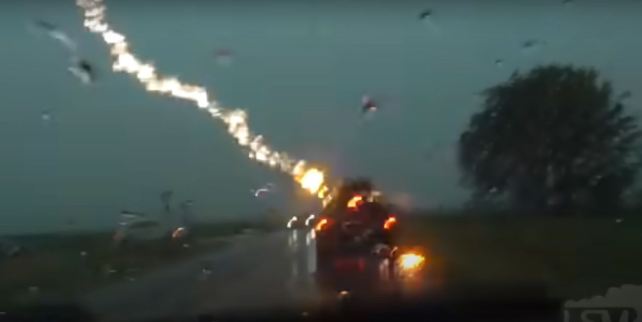 Circula por una carretera durante una tormenta y le cae un rayo