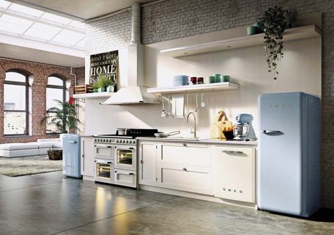 cocina abierta estilo factory con electrodomésticos smeg