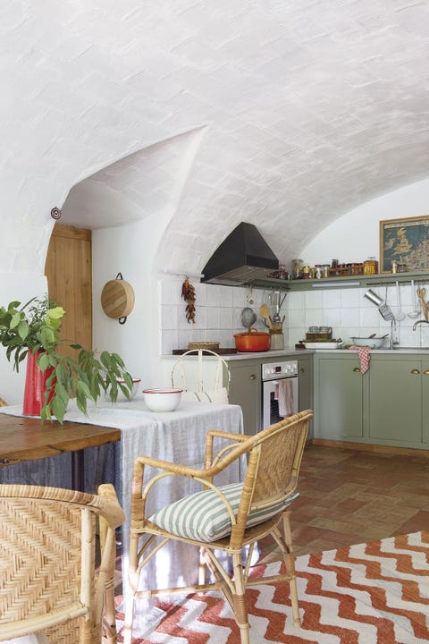 cocina con office rústica con muebles verde olivo