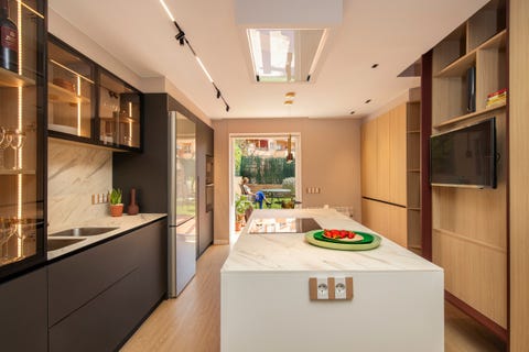 cocina abierta de diseño moderno con isla central