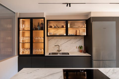 cocina abierta de diseño moderno con isla central