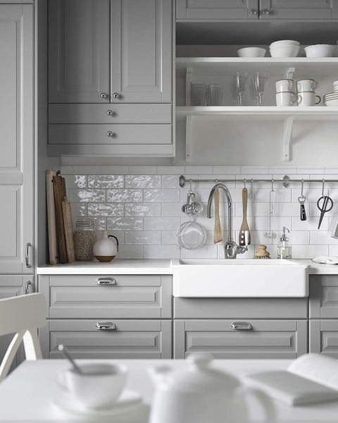 cocina moderna con muebles en color gris