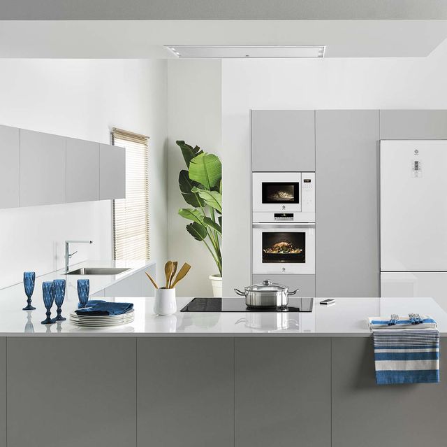 cocina gris abierta con frigorífico serie cristal