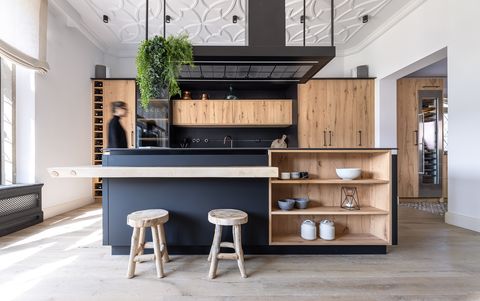 Una cocina moderna en negro y madera con