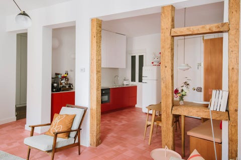 cocina roja abierta al comedor y al salón