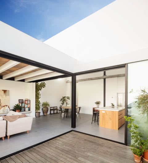 salón y cocina de concepto abierto moderno con vigas y columnas vistas