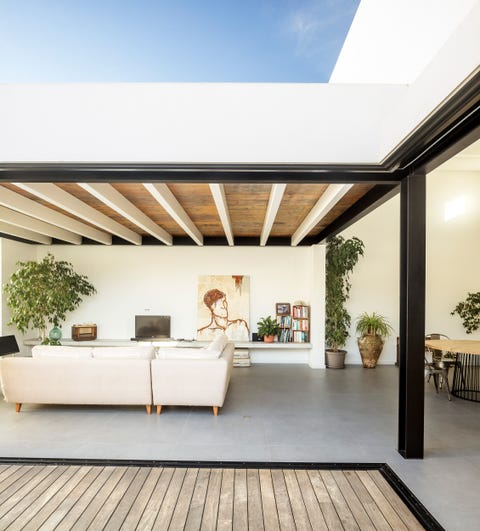 salón abierto moderno con vigas y columnas vistas