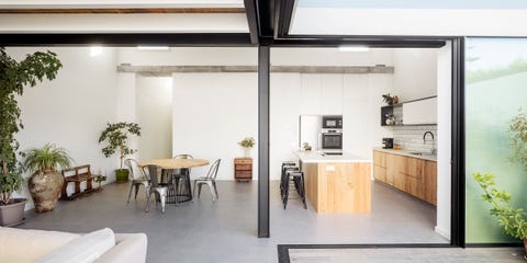 cocina abierta al salón con estilo minimalista y moderno