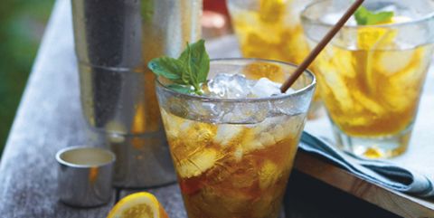 Receta cóctel refrescante de verano para tomar una tarde con amigos en casa.