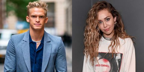 Cody Simpson in een blauw pak en Miley Cyrus in een trui