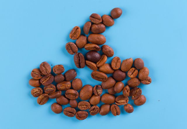 unos granos de café forman la silueta de un excremento humano