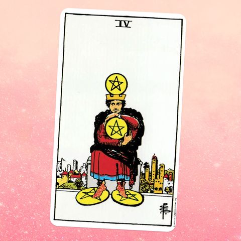 la carte de tarot le quatre de pièces, montrant une personne debout sur deux pièces et en tenant deux autres
