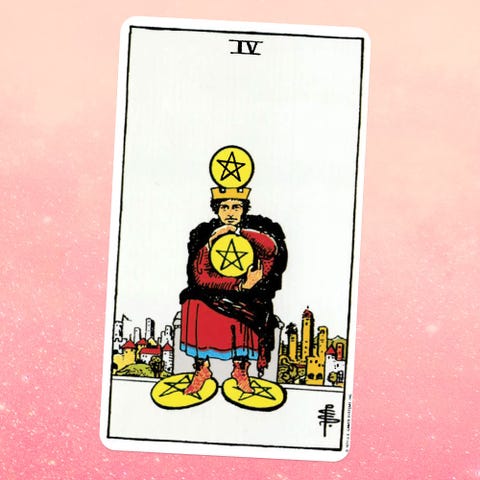 la carta del tarot el cuatro de monedas, que muestra a una persona de pie sobre dos monedas y sosteniendo dos más