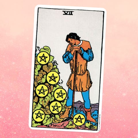 la carta del tarot el siete de monedassiete de pentáculos un hombre se apoya en un bastón, una pila de siete monedas adornada con estrellas junto a él