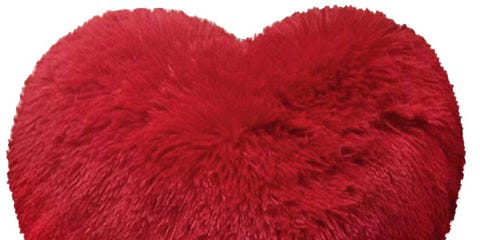 Cojín rojo con forma de corazón de pelo largo Cojín rojo con forma de corazón de pelo largo