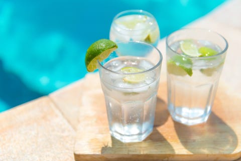 Cold Gin and Tonic con línea fresca y hielo
