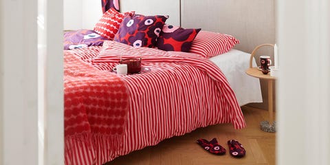 Ropa de cama de la firma nórdica Marimekko Ropa de cama en tonos rojos de la firma nórdica Marimekko