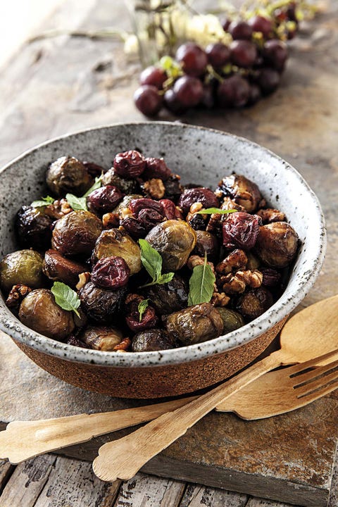 Recetas: Coles de Bruselas al horno con uvas y nueces