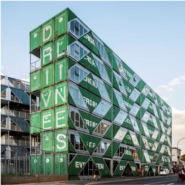 紐約建築師用「長榮貨櫃」打造140戶公寓！經典綠底白字貨櫃很「台味」