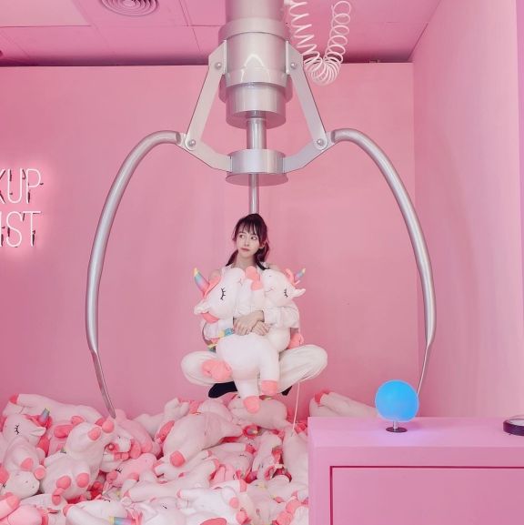 台灣首座ig美術館「gaki hip」！粉色紙鈔金庫、巨型夾娃娃機⋯融入台灣元素打造2022最夢幻互動展覽