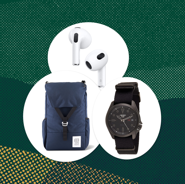 airpods kolajı, bir sırt çantası ve bir saat