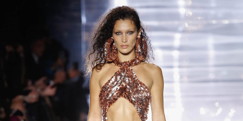 1 - Il ritorno della permamente mossa secondo Bella Hadid: come ricreare a casa i ricci Anni ’80
