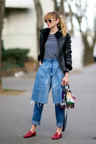 Come far sembrare cool i jeans vecchi copiando lo stile delle parigine Imaxtree.com