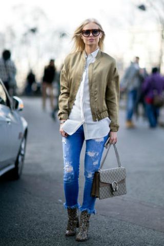Come far sembrare cool i jeans vecchi copiando lo stile delle parigine Imaxtree.com