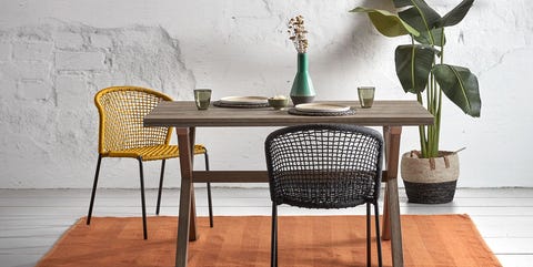 Comedor con mesa de madera y sillas de fibras