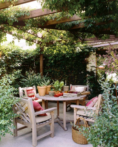 Comedor exterior a la sombra: Muebles de madera