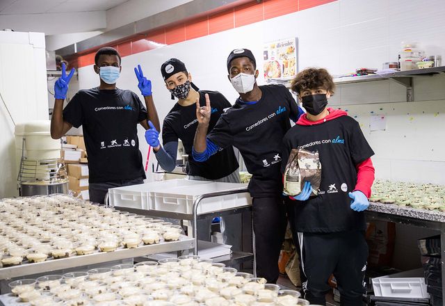 voluntarios trabajan en las cocinas de "comedores con alma" para preparar los menús de nochebuena de caixabank, la ong cesal y el ayuntamiento de madrid