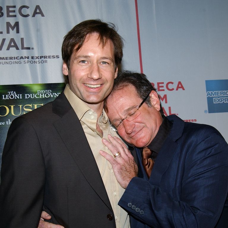 2022/04/01 - Men's Health Comic-robin-williams-snuggles-up-to-david-duchovny-before-a-news-photo-1648765423.jpg?crop=0.726xw:0.941xh;0.139xw,0