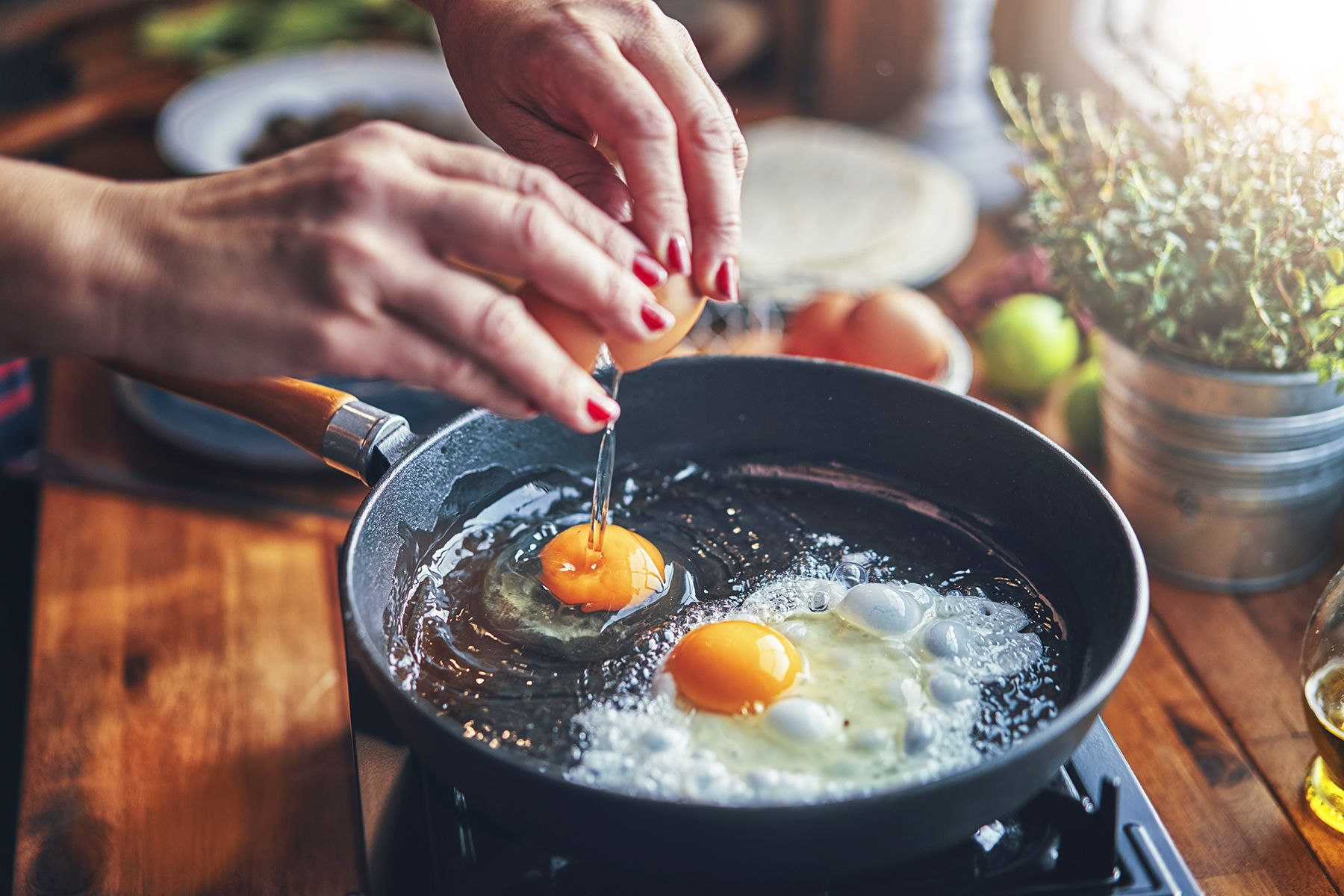 Cómo hacer huevos fritos adecuadamente (Receta básica)