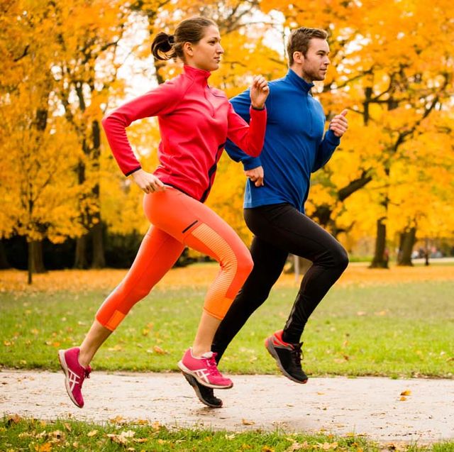 un hombre y una mujer corren juntos para ilustrar un reportaje sobre cómo cuidar rodillas y articulaciones