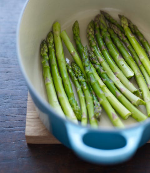 Steaming asparagus