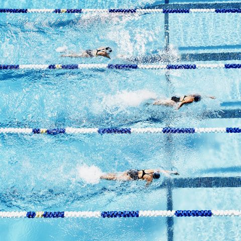 Nuotatori competitivi gareggiano in una piscina all'aperto