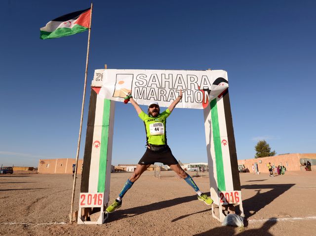 un hombre cruza la meta del sahara marahon en los campamentos de tindouf