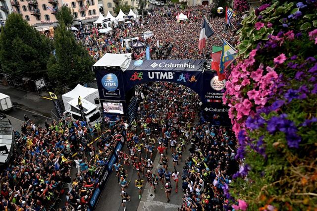 salida de una de las pruebas del ultra trail del mont blanc que se celebra entre francia, suiza e italia con miles de espectadores