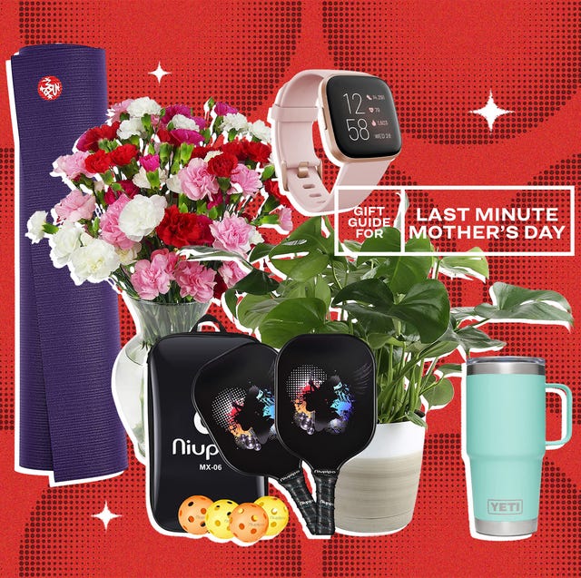 yoga matı kolajı, çiçekler, fitbit saat, bardak, bitki ve turşu topları vs.