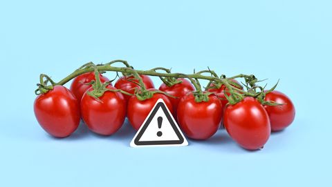 tros tomaten met een gevarendriehoek erbij
