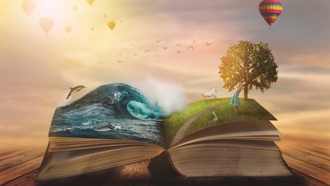 open boek met oceaan en boom en luchtballonnen