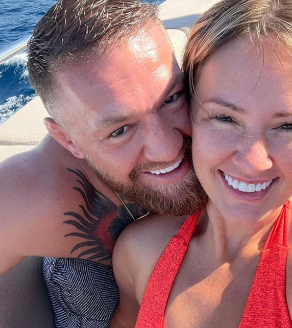 McGregor touches his wife’s ass and the video goes viral